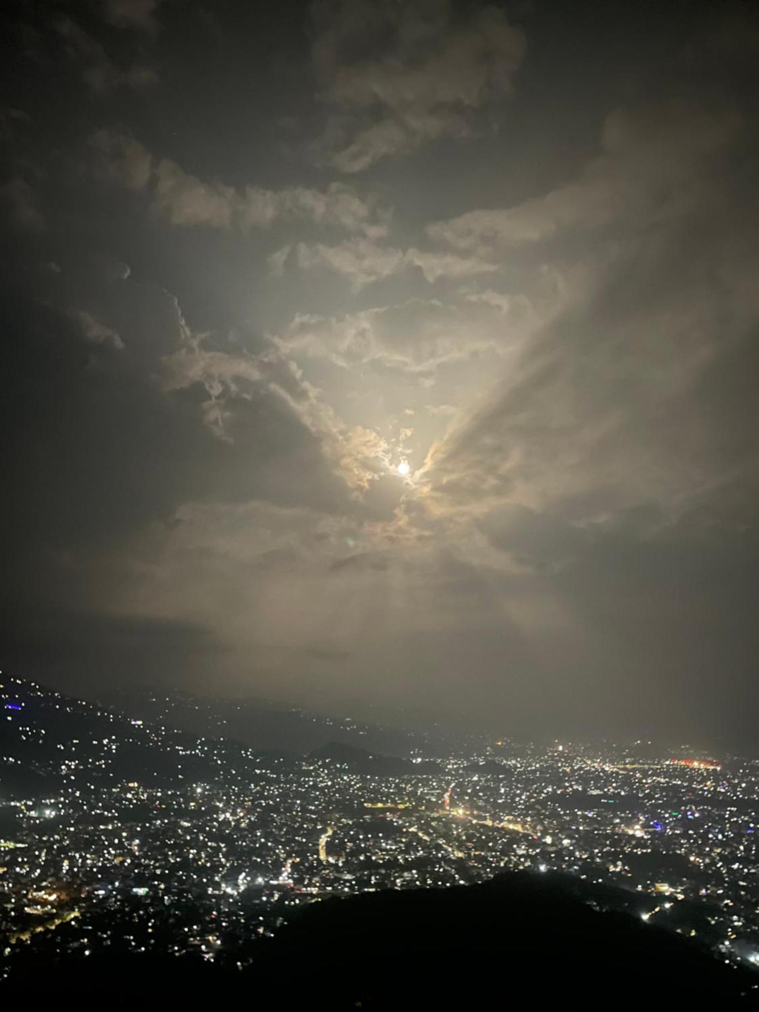 Hotel Pokharaeye Экстерьер фото
